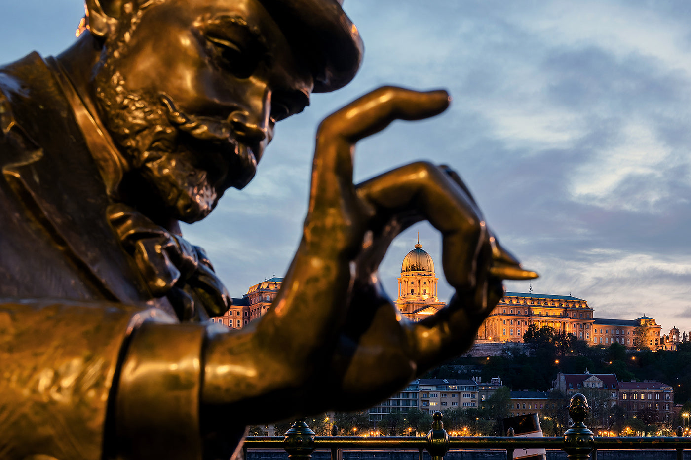 Budapest – Roskovics Ignác szobra a Budai Várral | Fine Art giclée fotónyomat és falikép