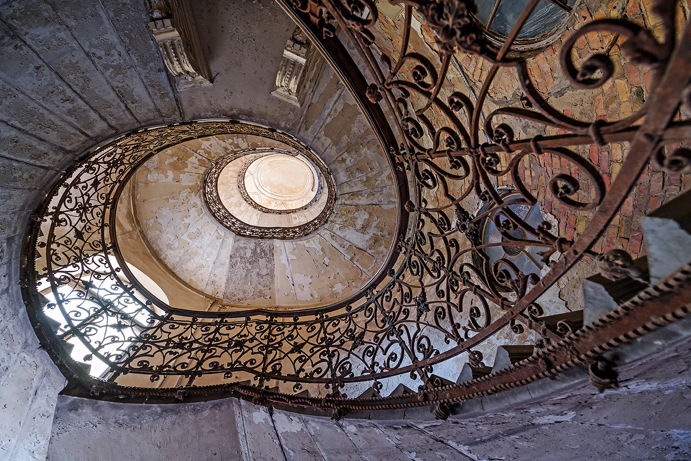 Spiral staircase at Krúdy Gyula Street 11 #135