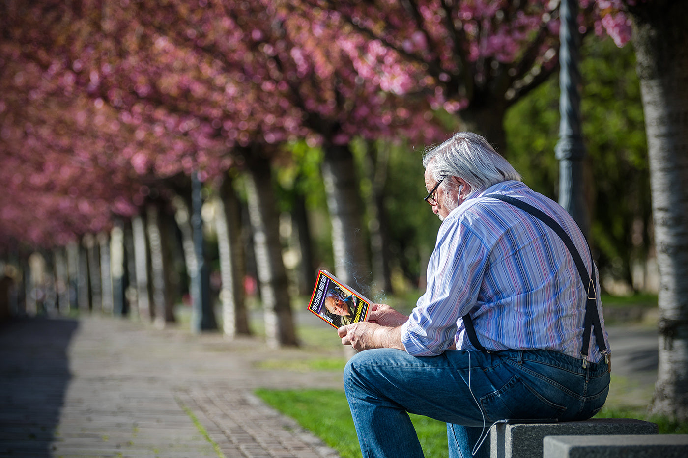 Reading the newspaper on the Tóth Árpád promenade #303