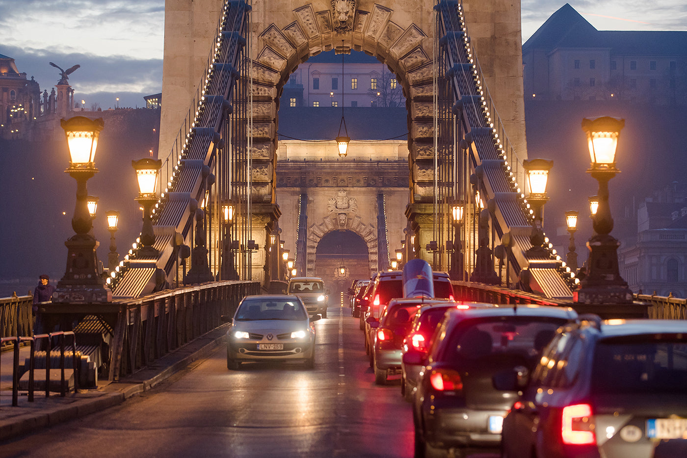 Evening traffic on the Chain Bridge #599