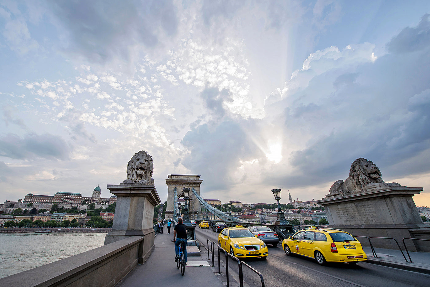 Traffic on the Chain Bridge #608