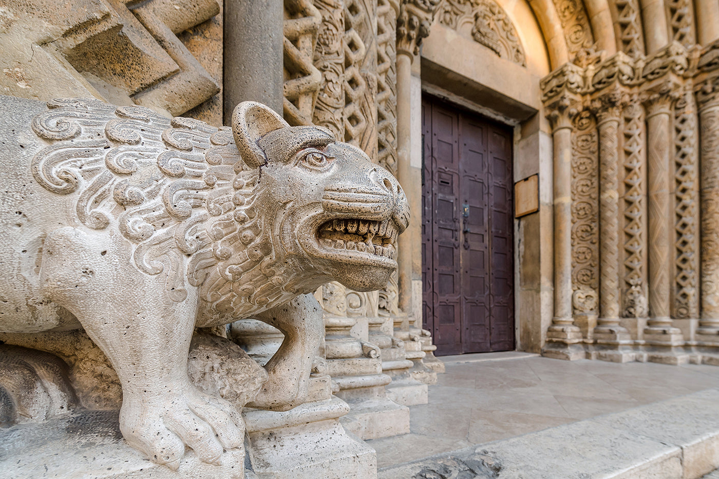 Lion statue at the entrance to the Jáki Chapel #767
