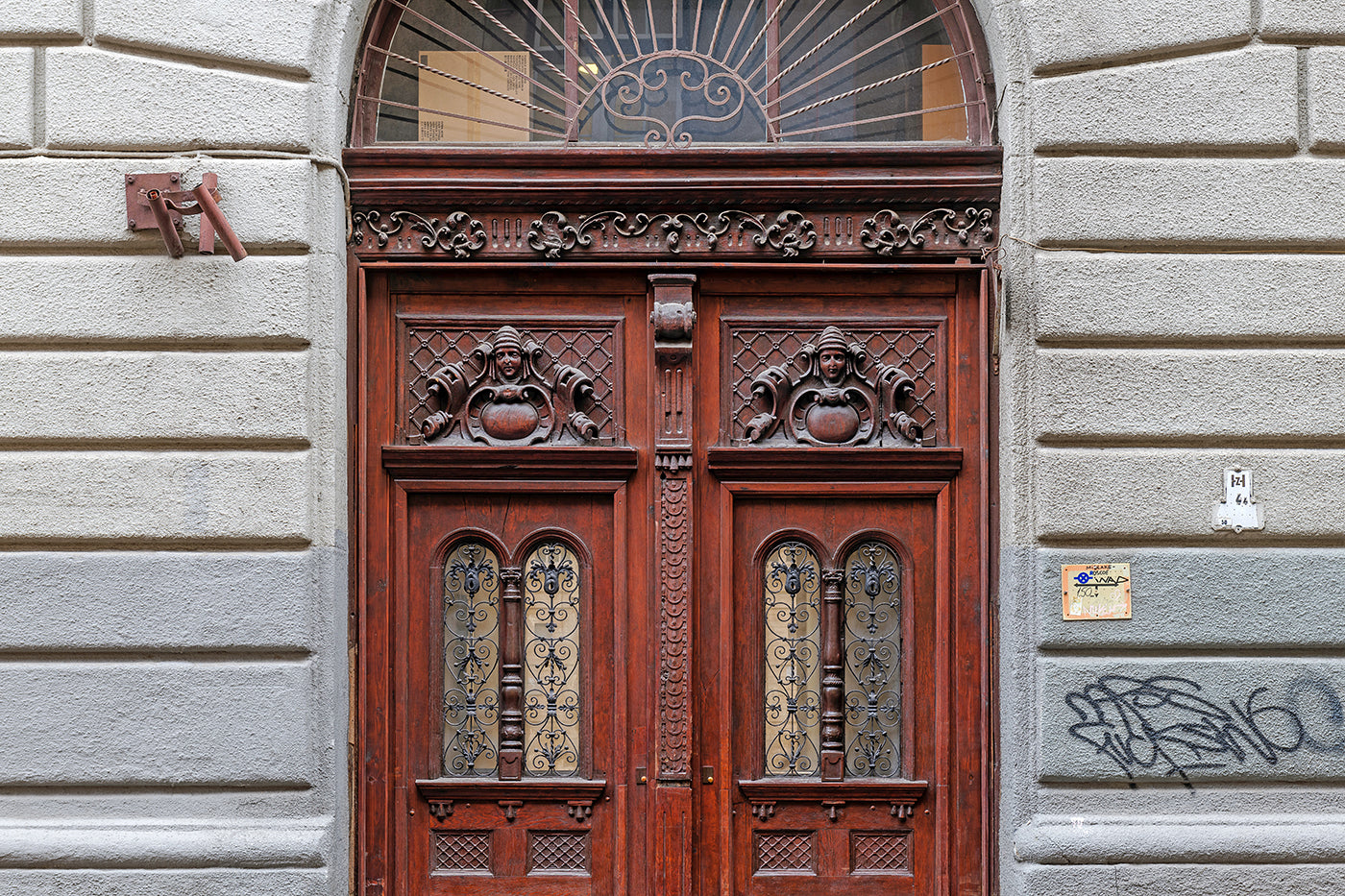 Kapu a Gerlóczy utcában #923