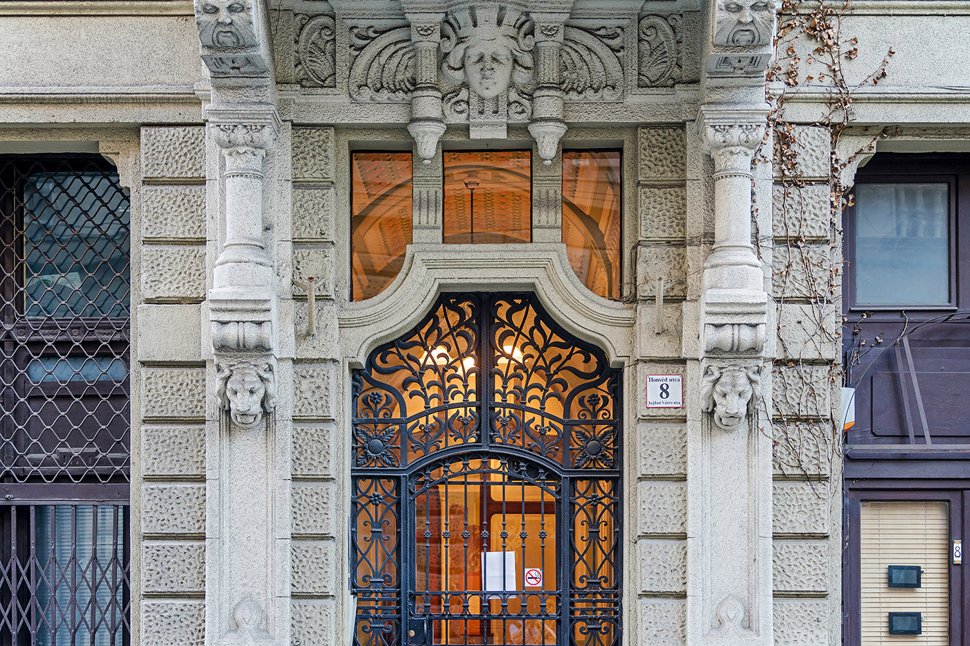 Gate on Honvéd Street #933