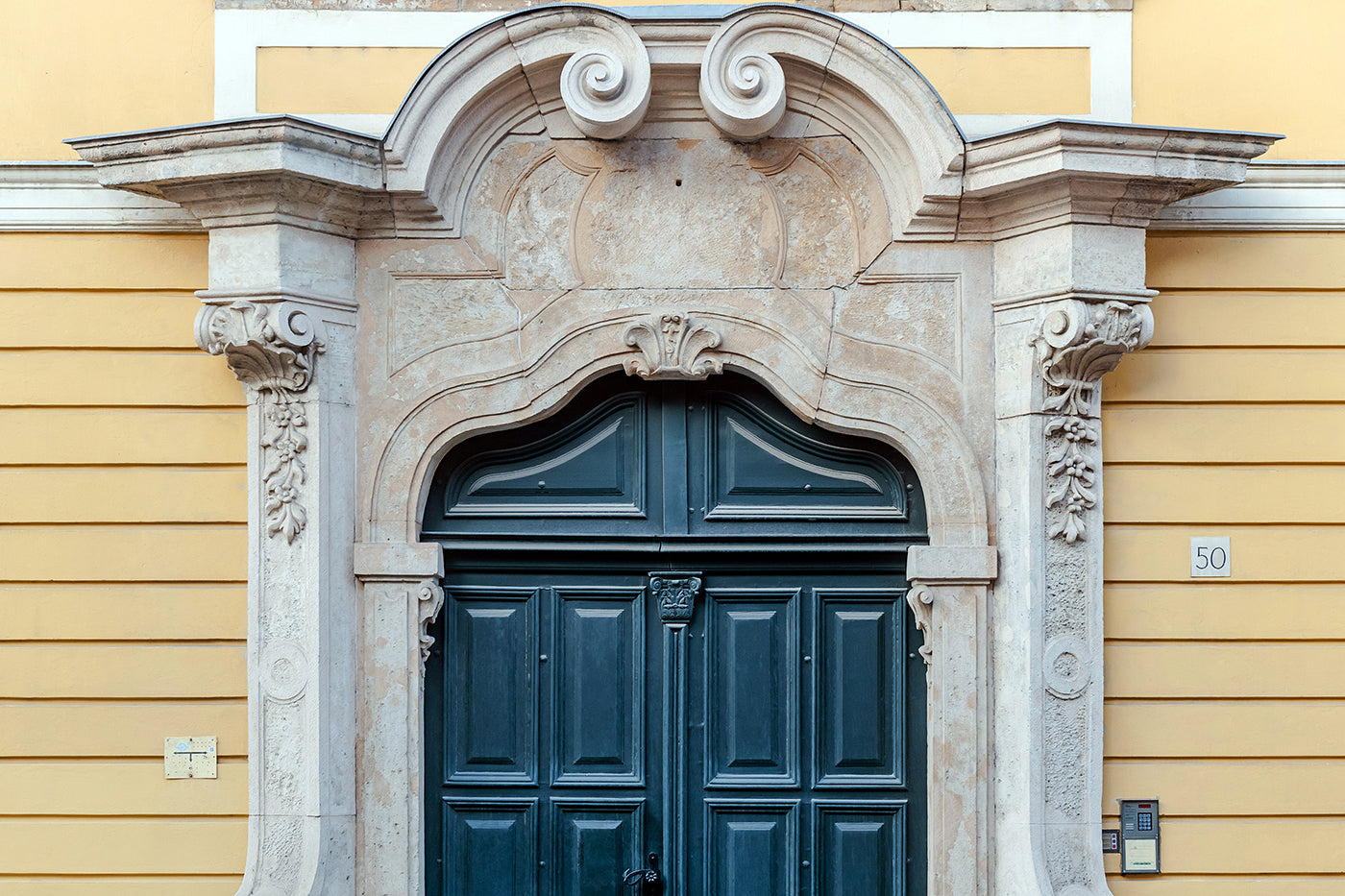 Gate on Úri Street #1022