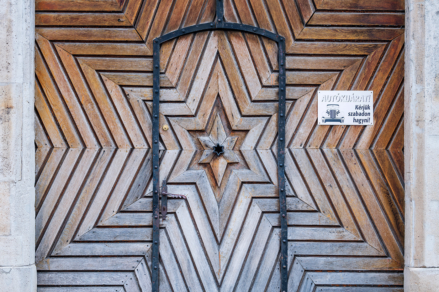 Gate on Úri Street #1026