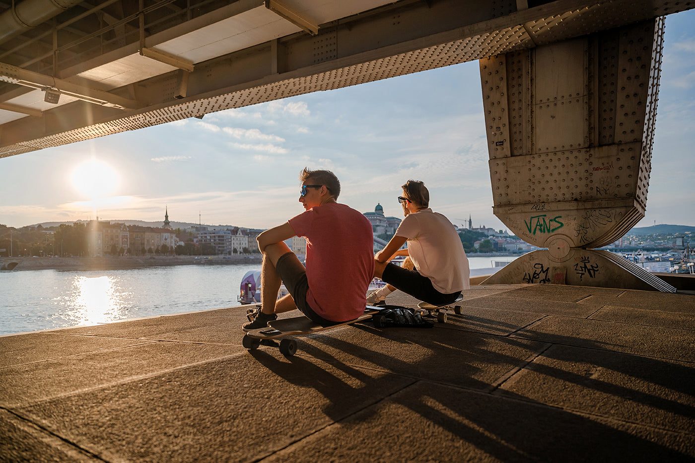Relaxation under the Elizabeth Bridge #1075