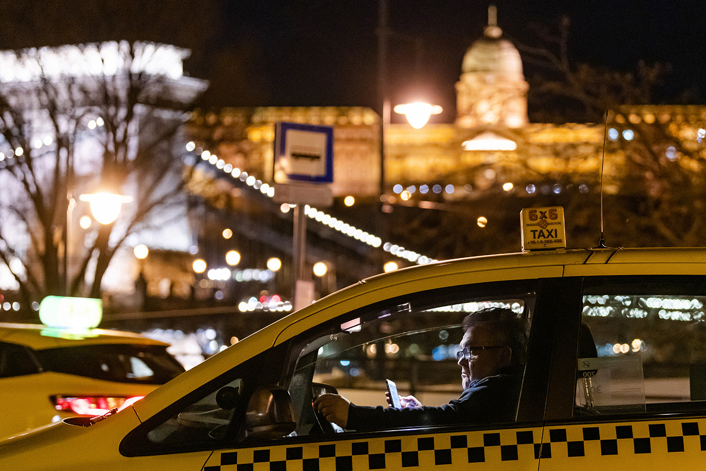 Taxis várakozik a Széchenyi téren #1369