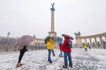 Turisták a Hősök terén hóesésben #1433