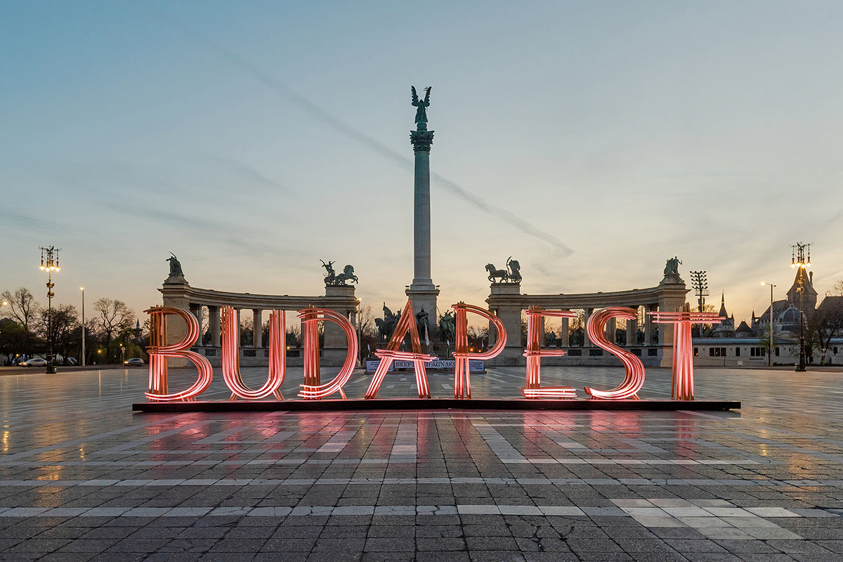 Hősök tere a Budapest felirattal napkeltekor #1471