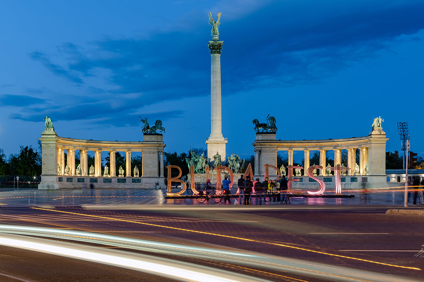 Hősök tere a Budapest felirattal este #1486