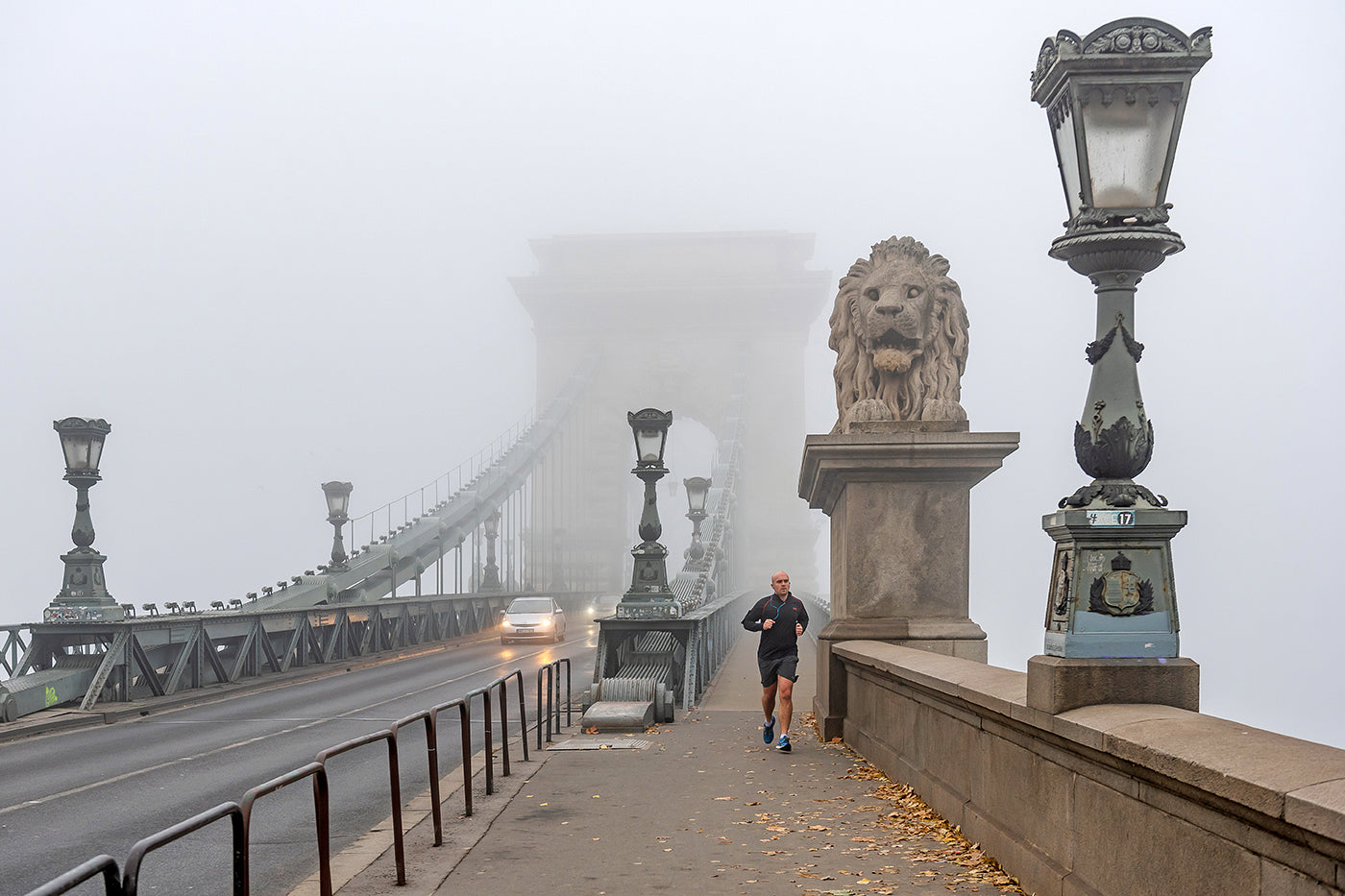 Morning run on the foggy Chain Bridge #1620