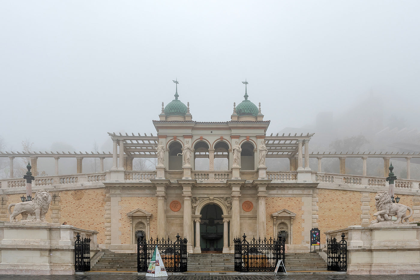 Castle Garden Bazaar in the fog #1641