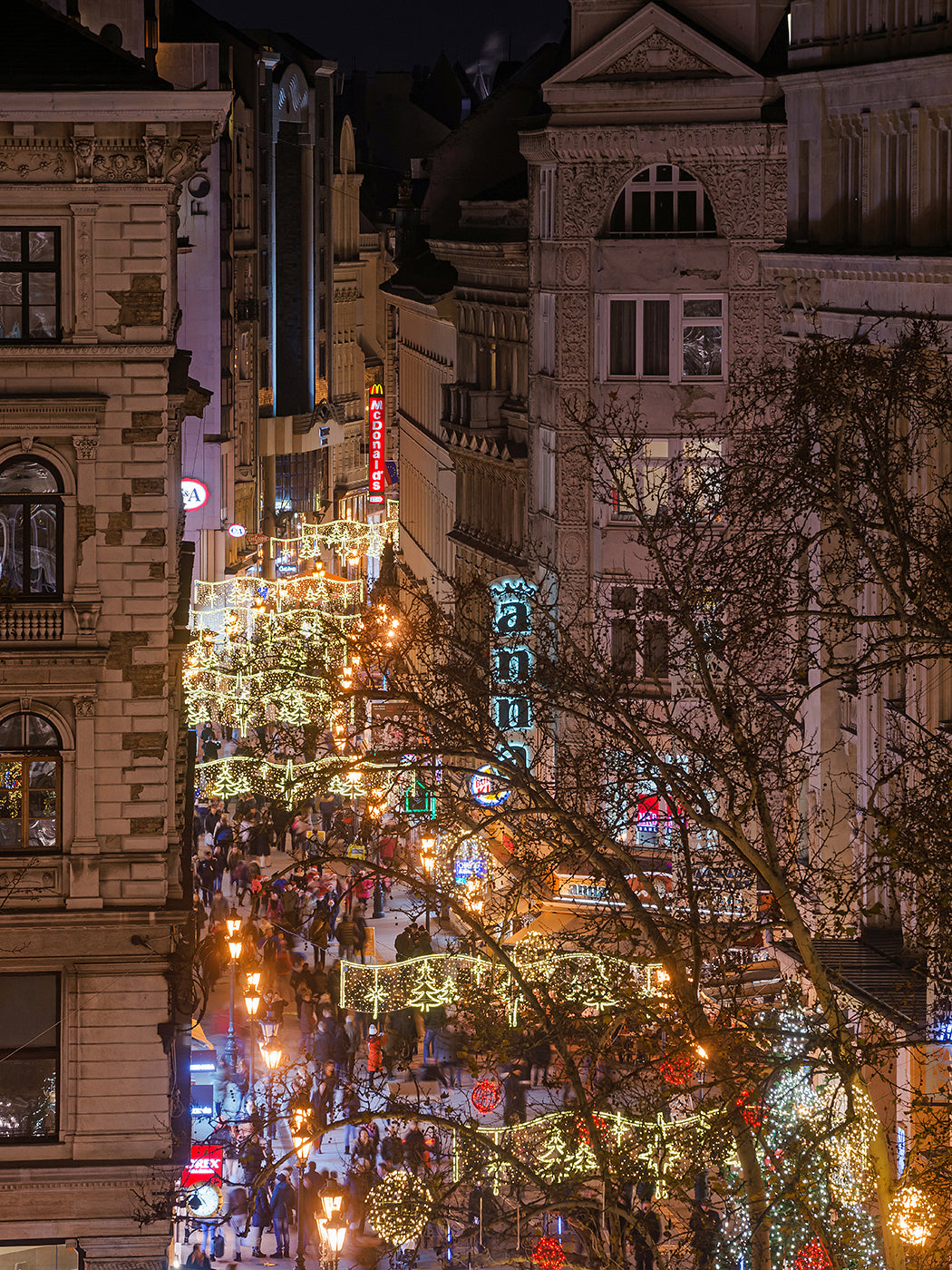 Váci utca a Vörösmarty tér felől karácsonyi fényekben #1925