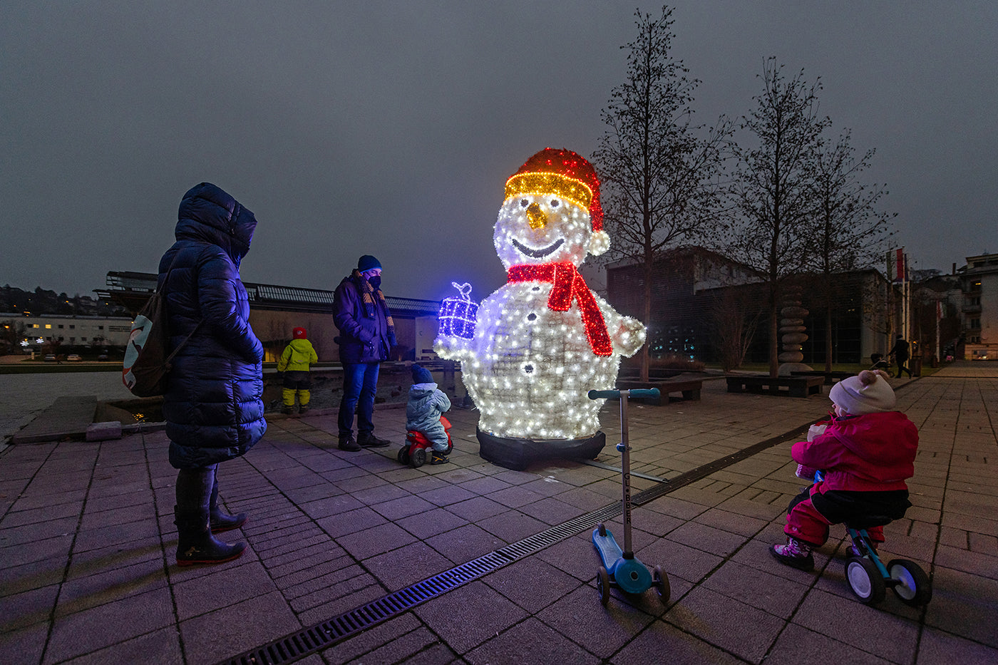 Light snowman in Millenáris Park #2041