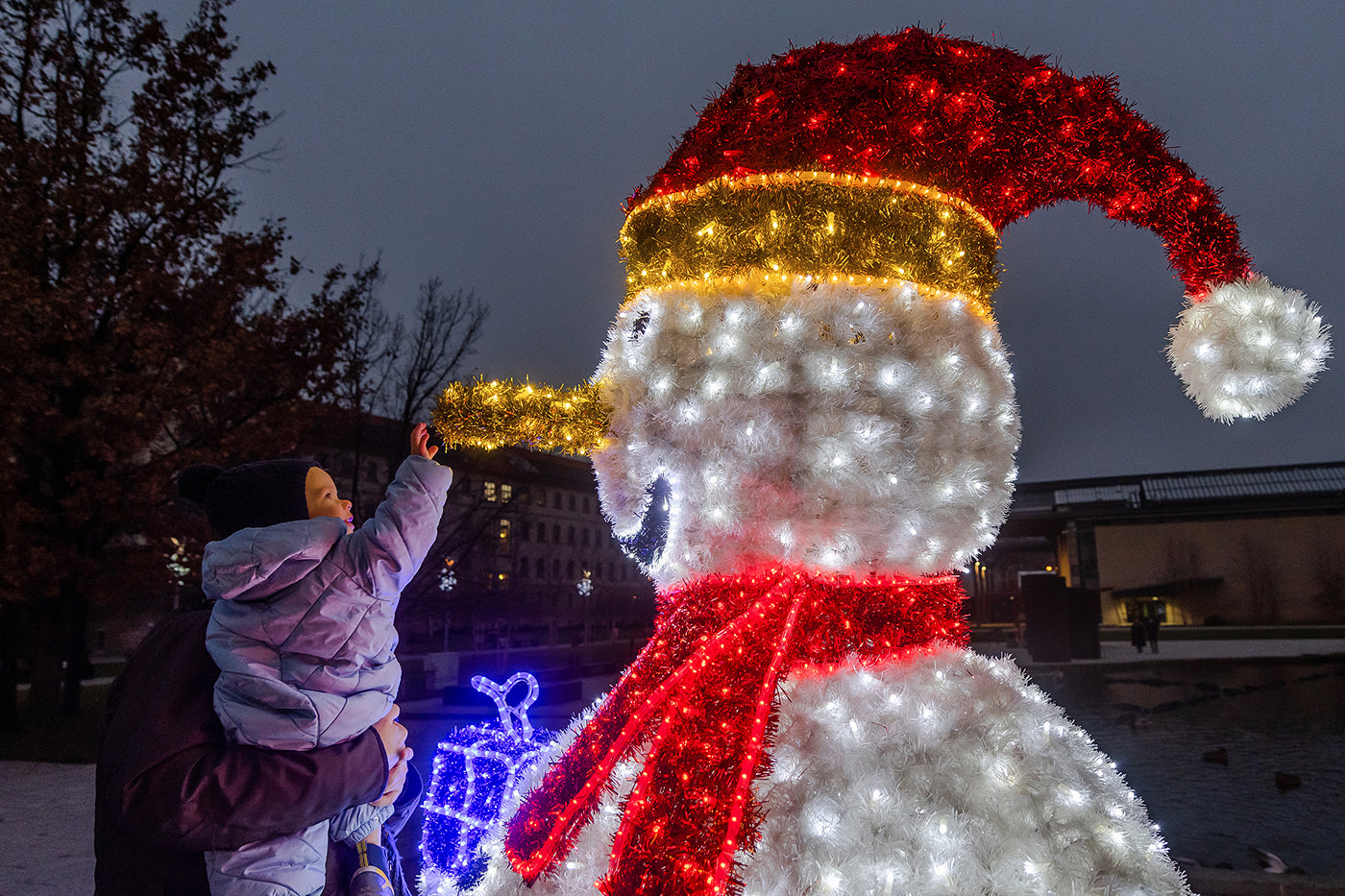 Light snowman in Millenáris Park #2045