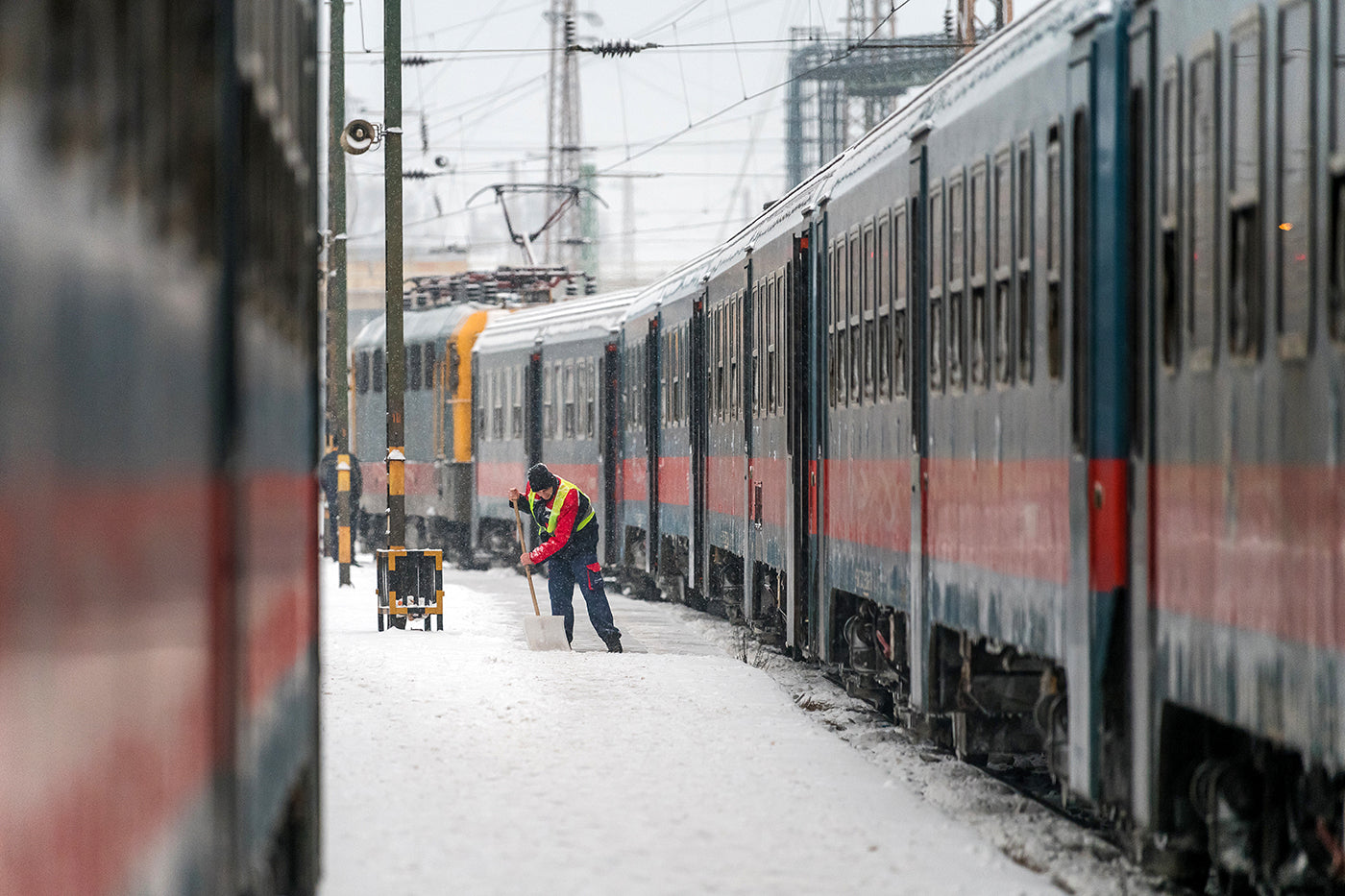 Shoveling snow in Nyugati #2223