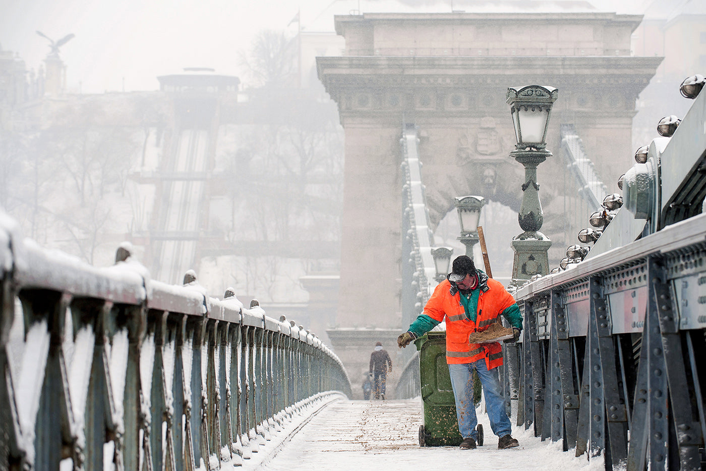 Salt spraying on the Chain Bridge #2251