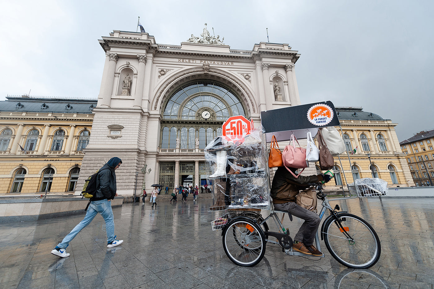Mobile vendor at Keleti #2586