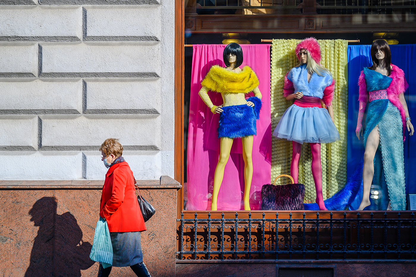 Colorful window display at Keleti #2588