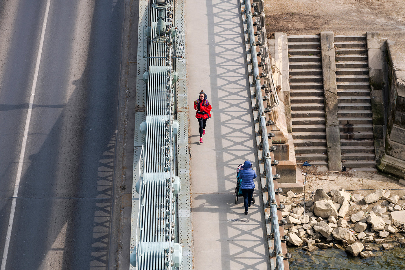 Pedestrians on the Chain Bridge #2645