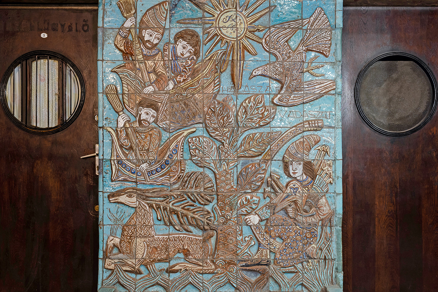 Fishing - Hunting ceramic relief in the 11th stairwell of Bimbó Street #2693