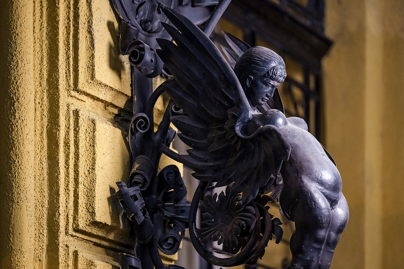 Statue at the gate of Akadémia u. 16 #3144