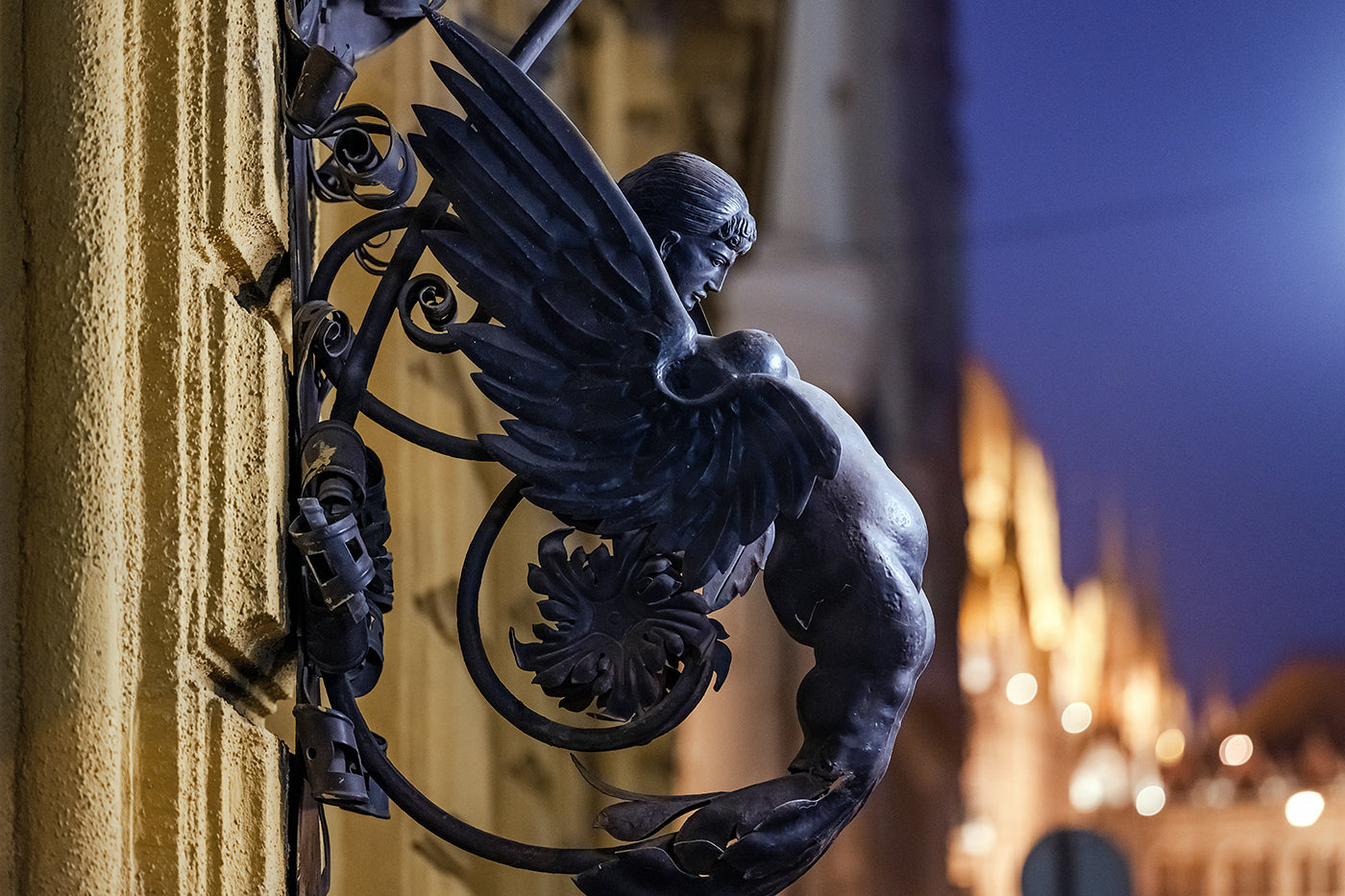 Statue at the gate of Akadémia u. 16 #3146