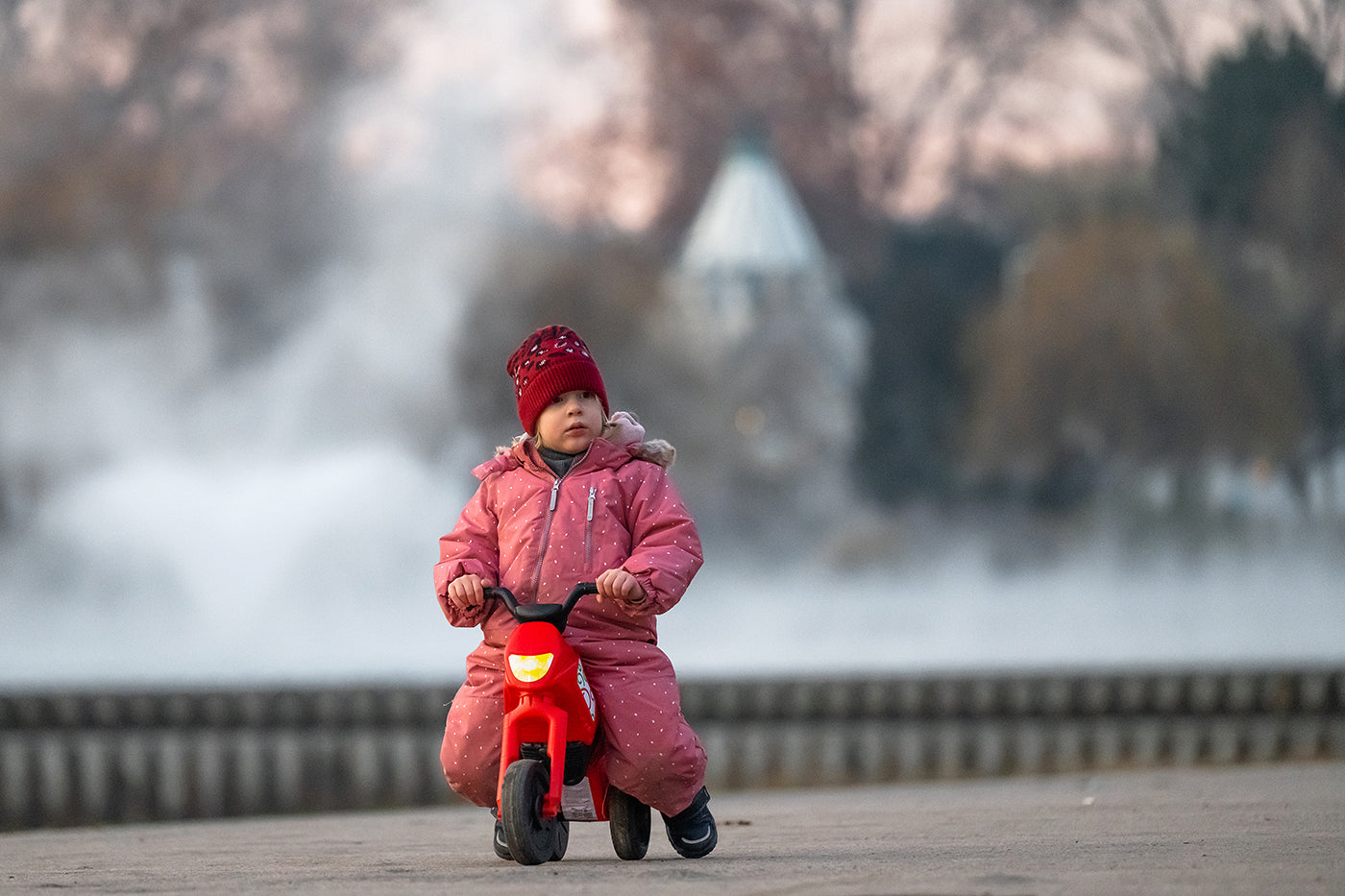Motoros kislány a Városligeti tónál #3150