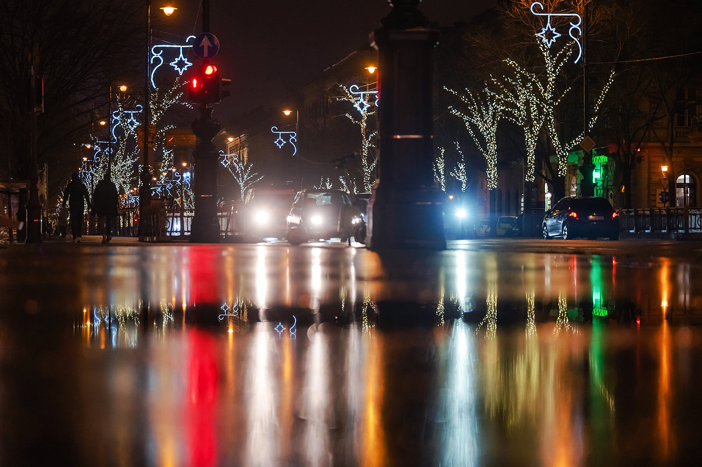 A karácsonyi fényekben pompázó Andrássy út eső után #3259