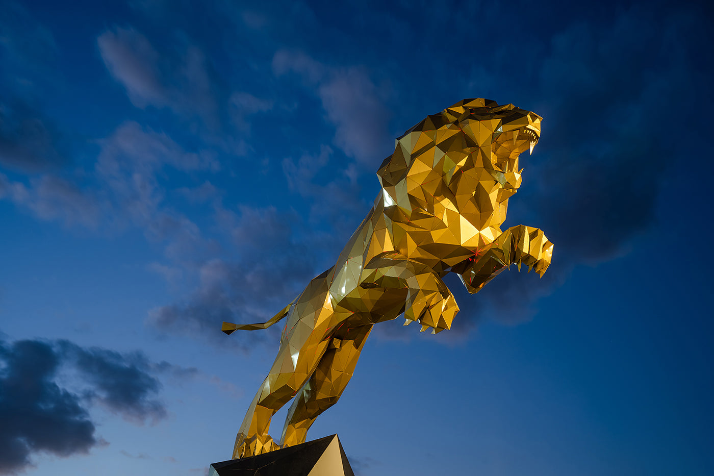 Oroszlán szobor a Bozsik Stadionnál #3288