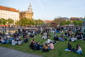 Erzsébet téri fűben ülés #3374