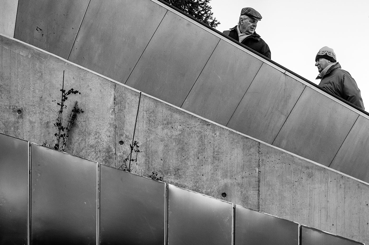 Escalator conversation at Széll Kálmán Square #3409