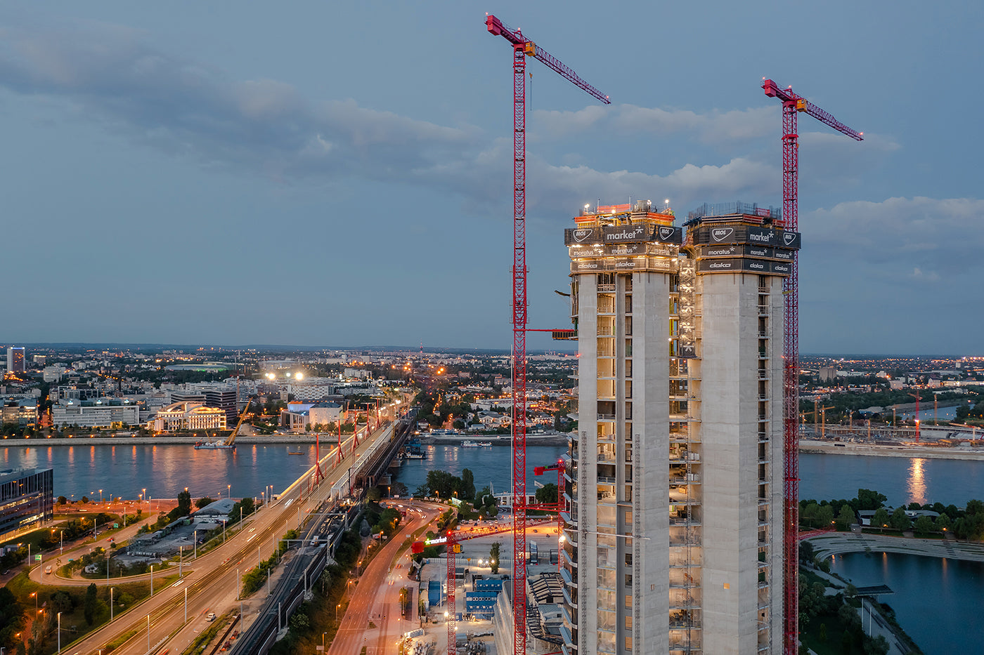 The MOL Campus under construction and the Rákóczi Bridge #3488