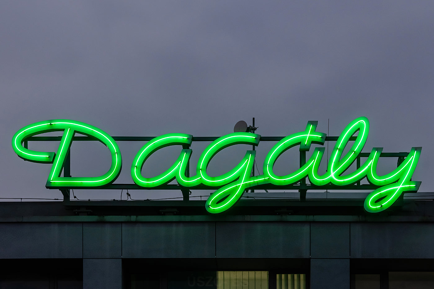 Dagály Fürdő neonreklámja #3540