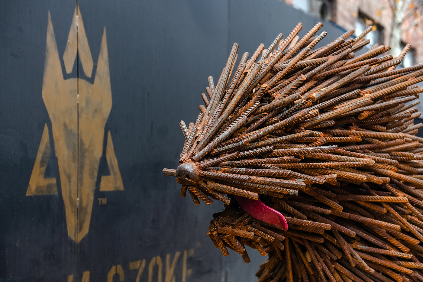 Szőke Gábor Miklós szobrai a stúdiója előtt #3579