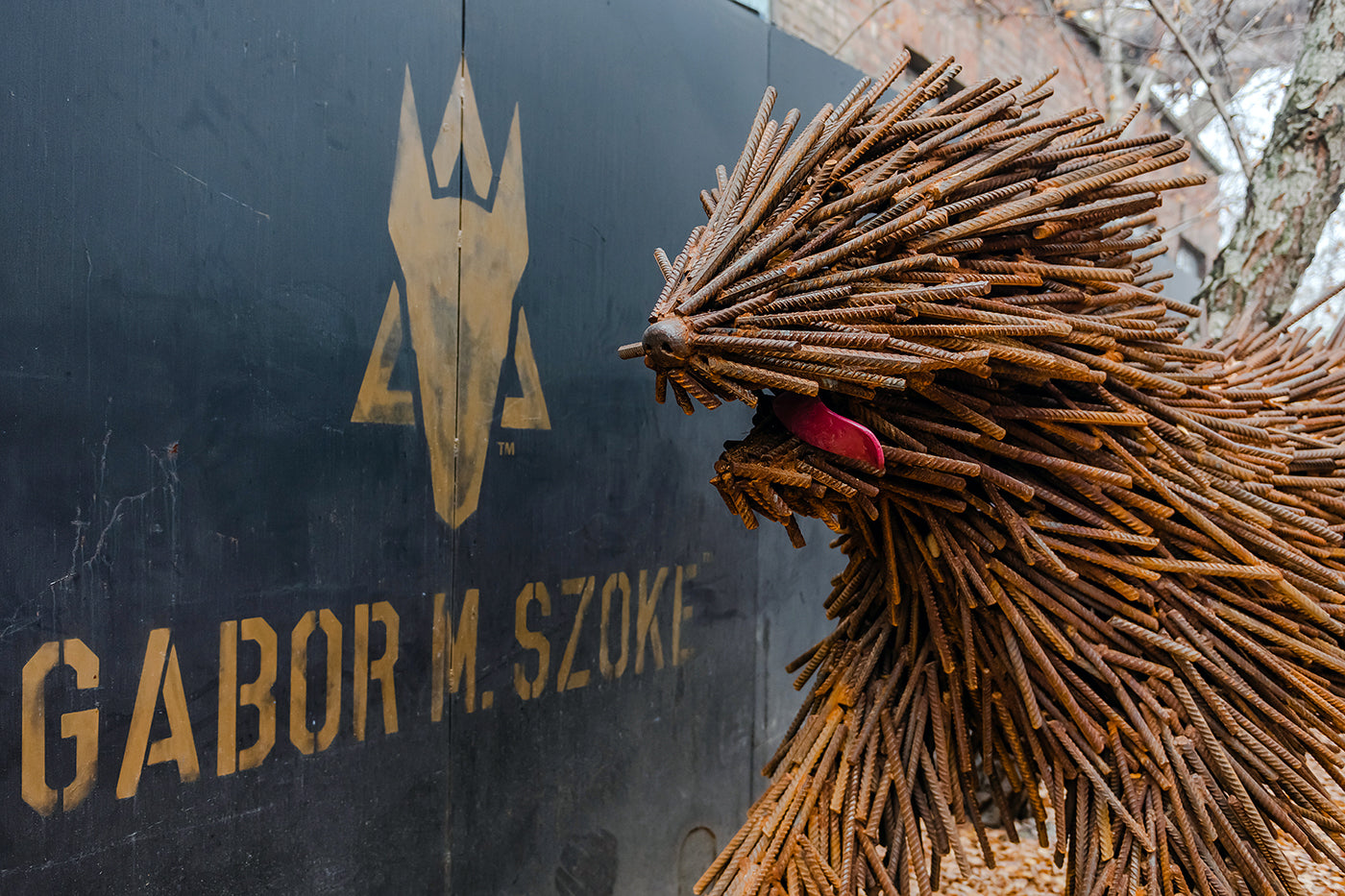 Szőke Gábor Miklós szobrai a stúdiója előtt #3580