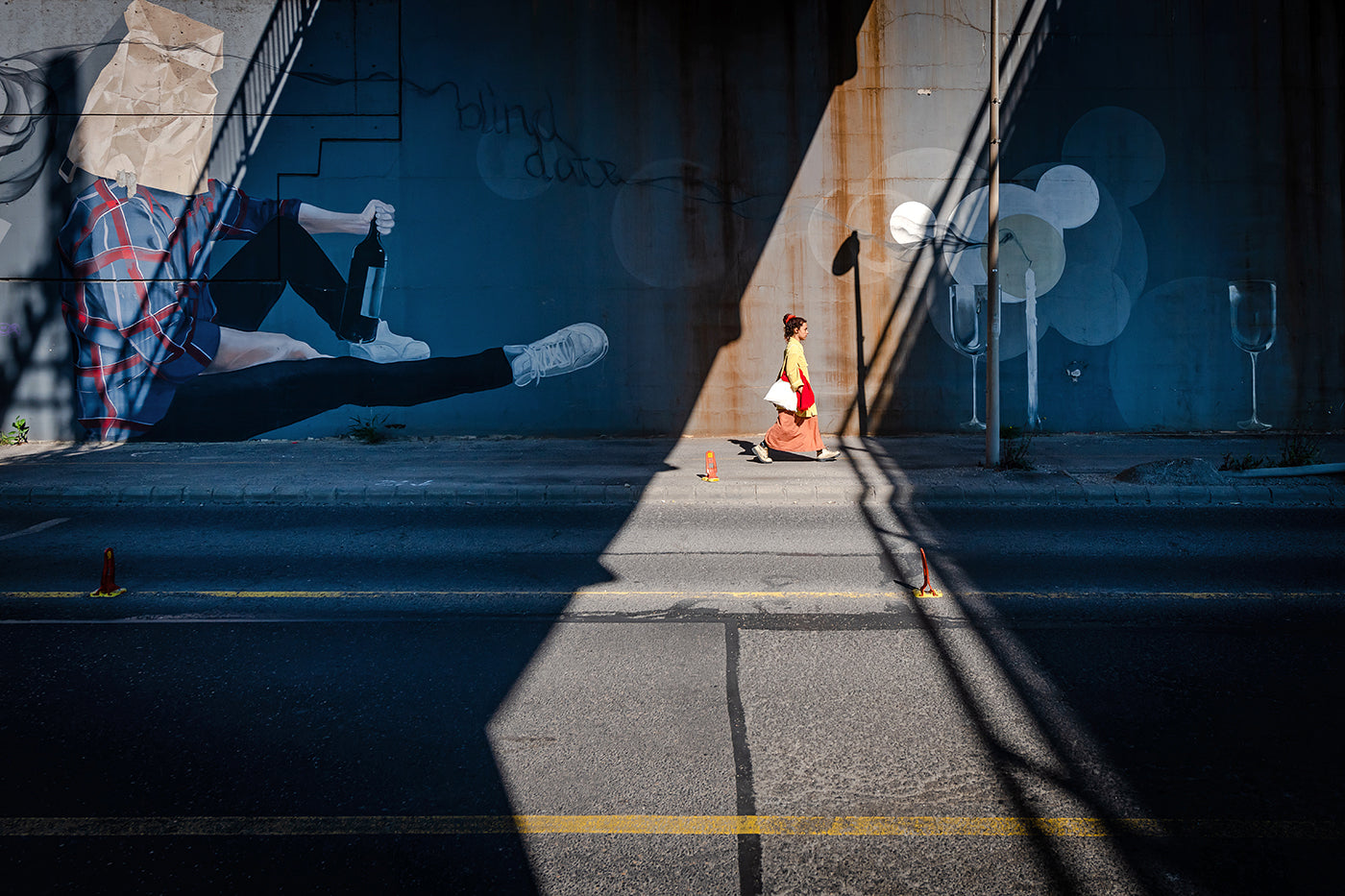 Budapest – Street art és fény–árnyék játék a Rákóczi híd alatt | Fine Art giclée fotónyomat és falikép