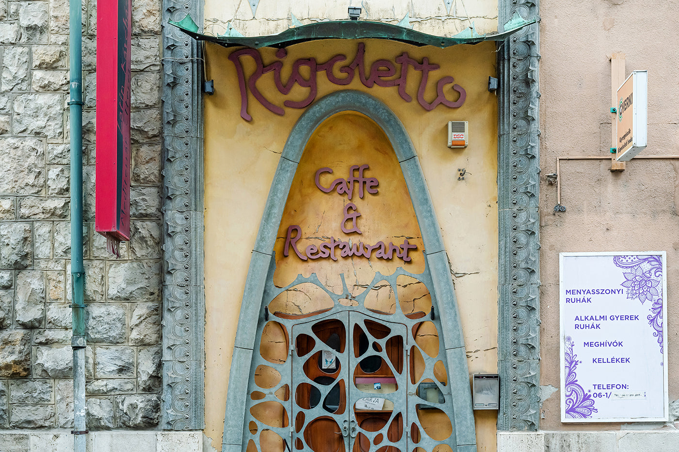 The gate of Rigoletto Café on Visegrádi Street #4076