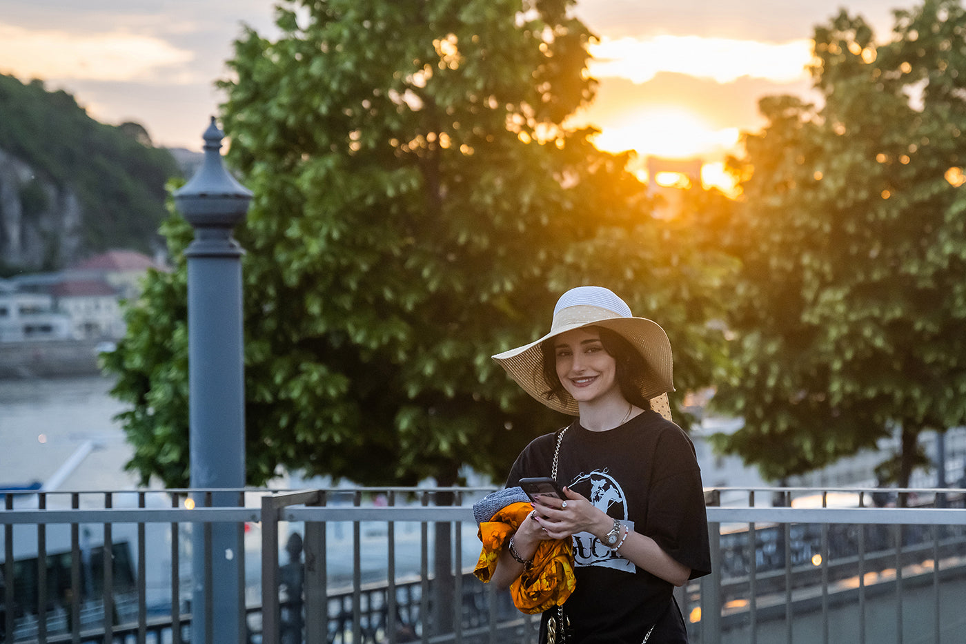 Kalapos lány a Dunaparton #4178