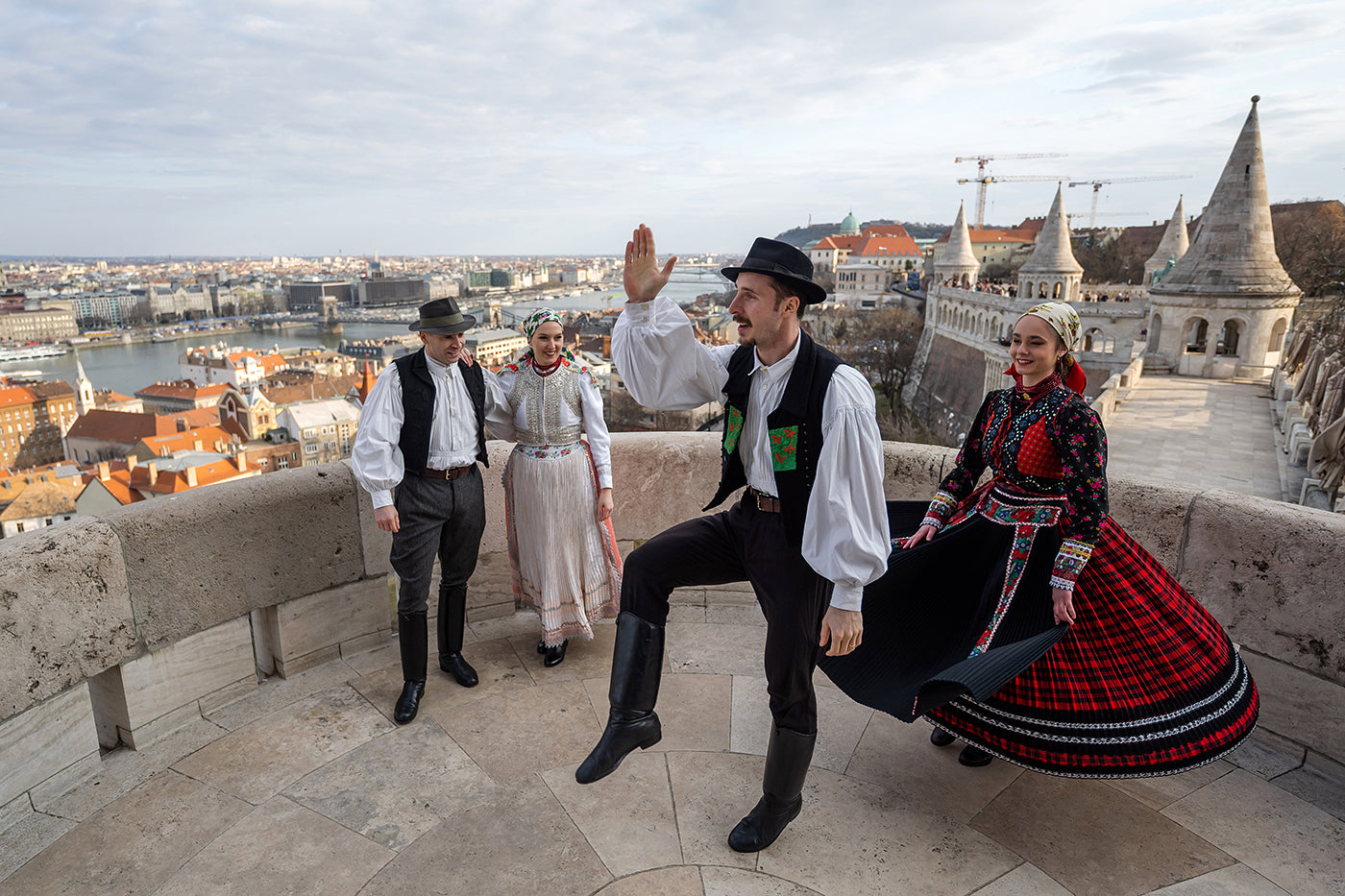 Népviseletben táncolók a Halászbástyán #4243