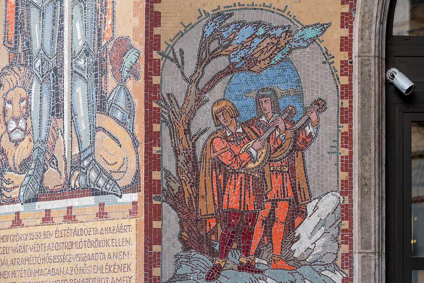 Szondi's two eunuchs on the facade of the Peace Hotel #4287