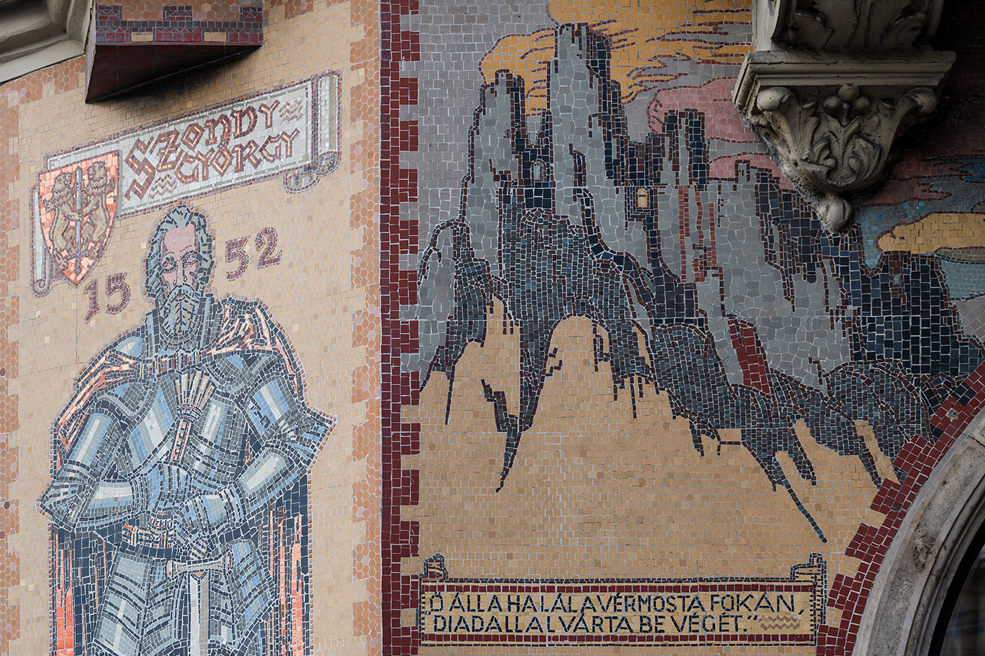 Szondi's two eunuchs on the facade of the Béke Hotel #4290