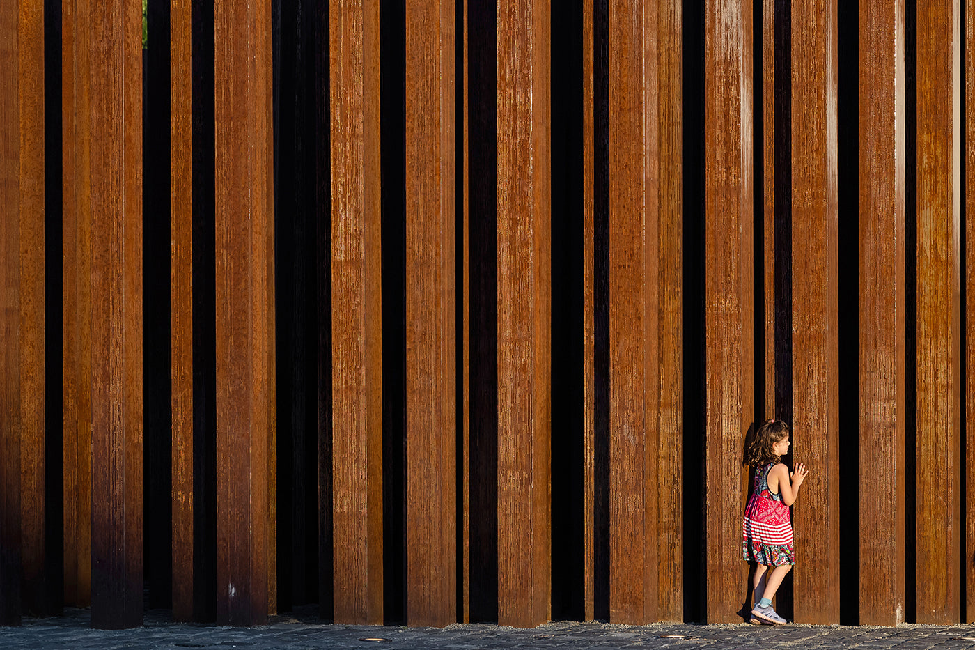 Kislány az '56-os emlékműnél #4293