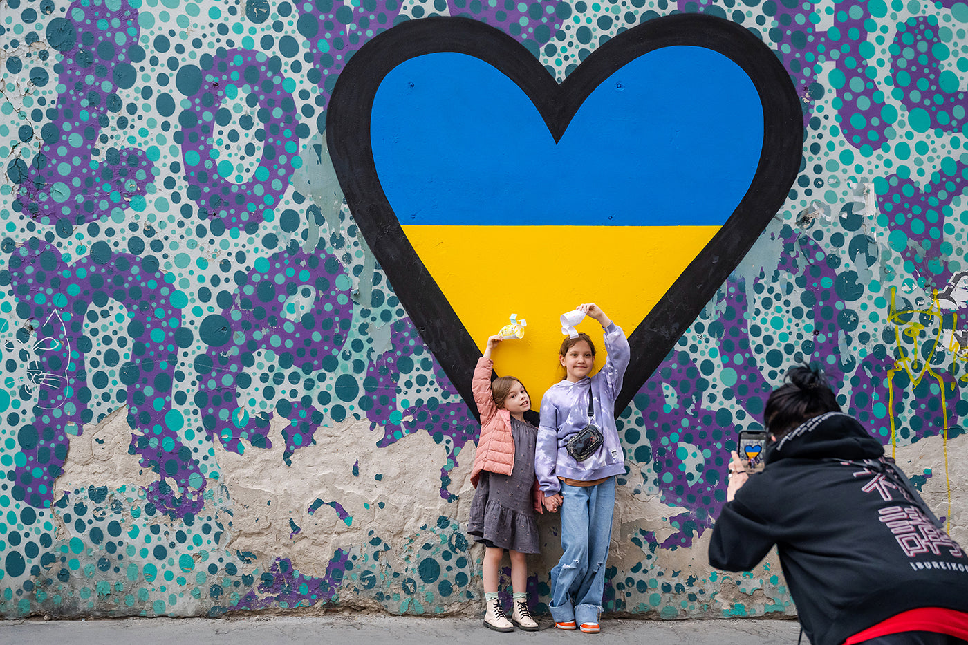 Ukrán gyerekek az ukrán szív előtt a Dob utcában #4384