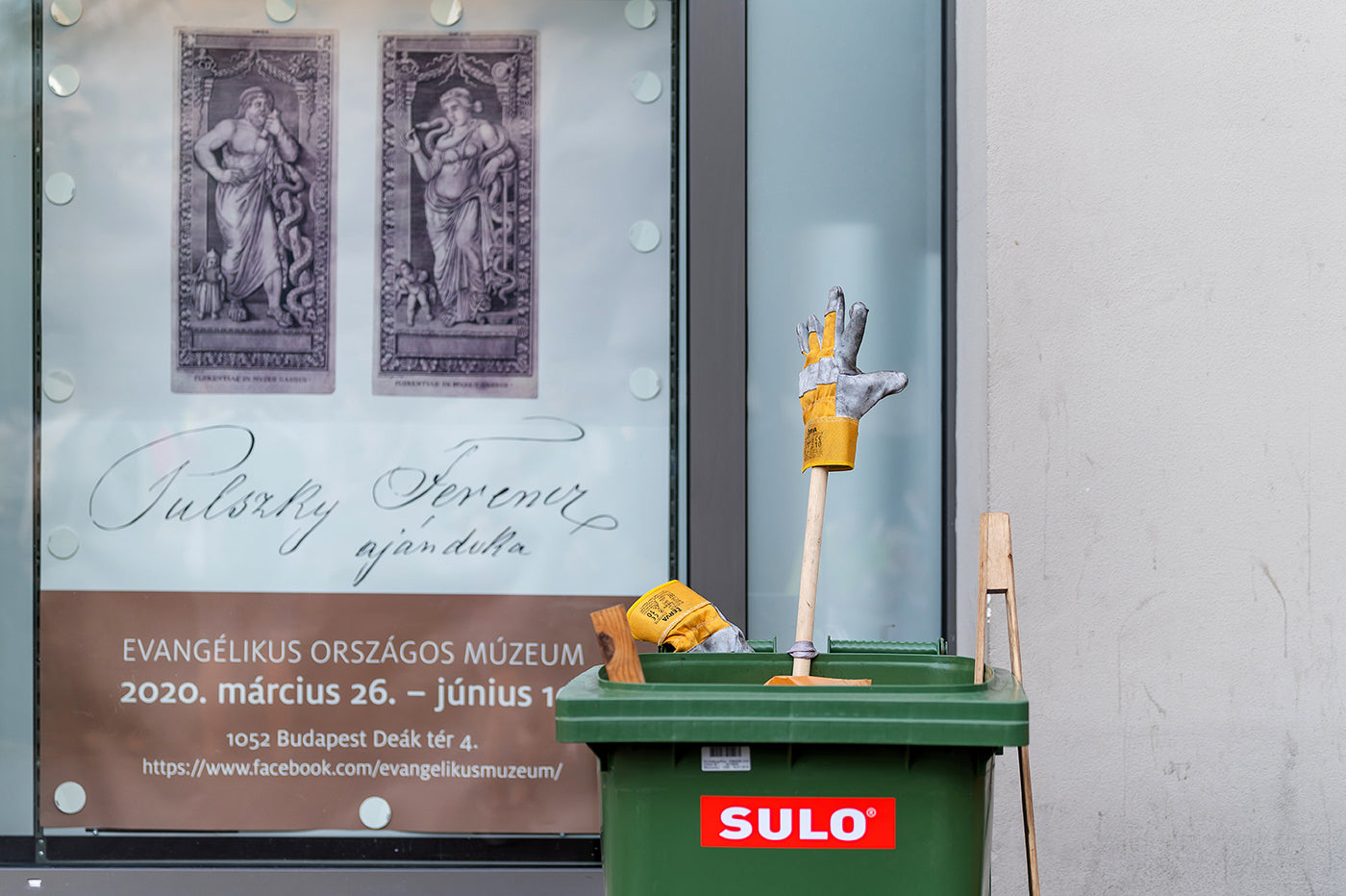 Garbage disposal glove at Deák Square #4697