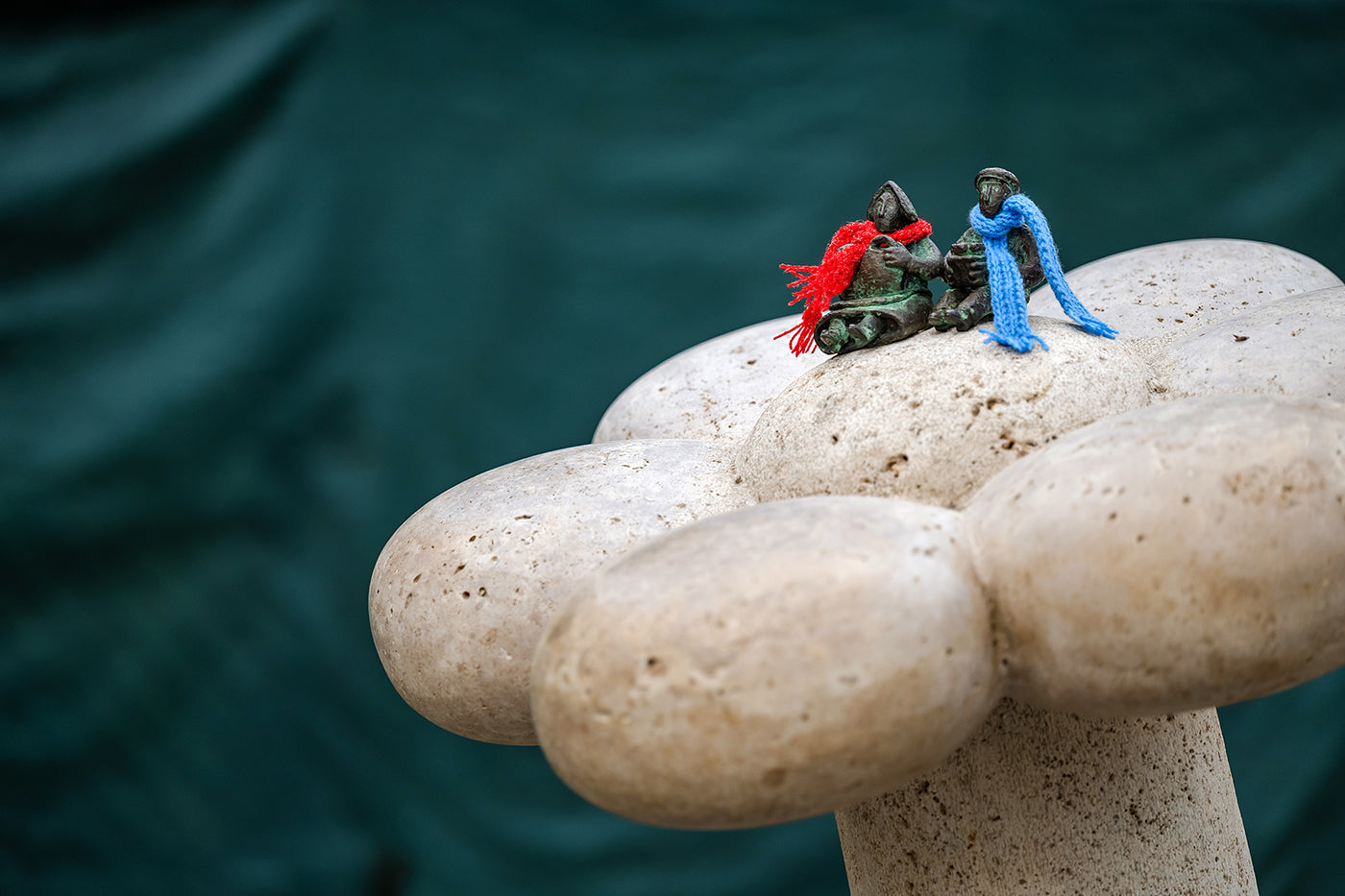 Mini statue of Aunt Aranka and Uncle Béla on Pasaréti Square #4734