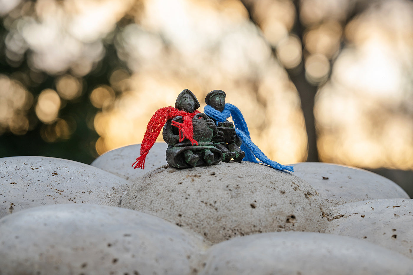 Mini statue of Aunt Aranka and Uncle Béla on Pasaréti Square #4736