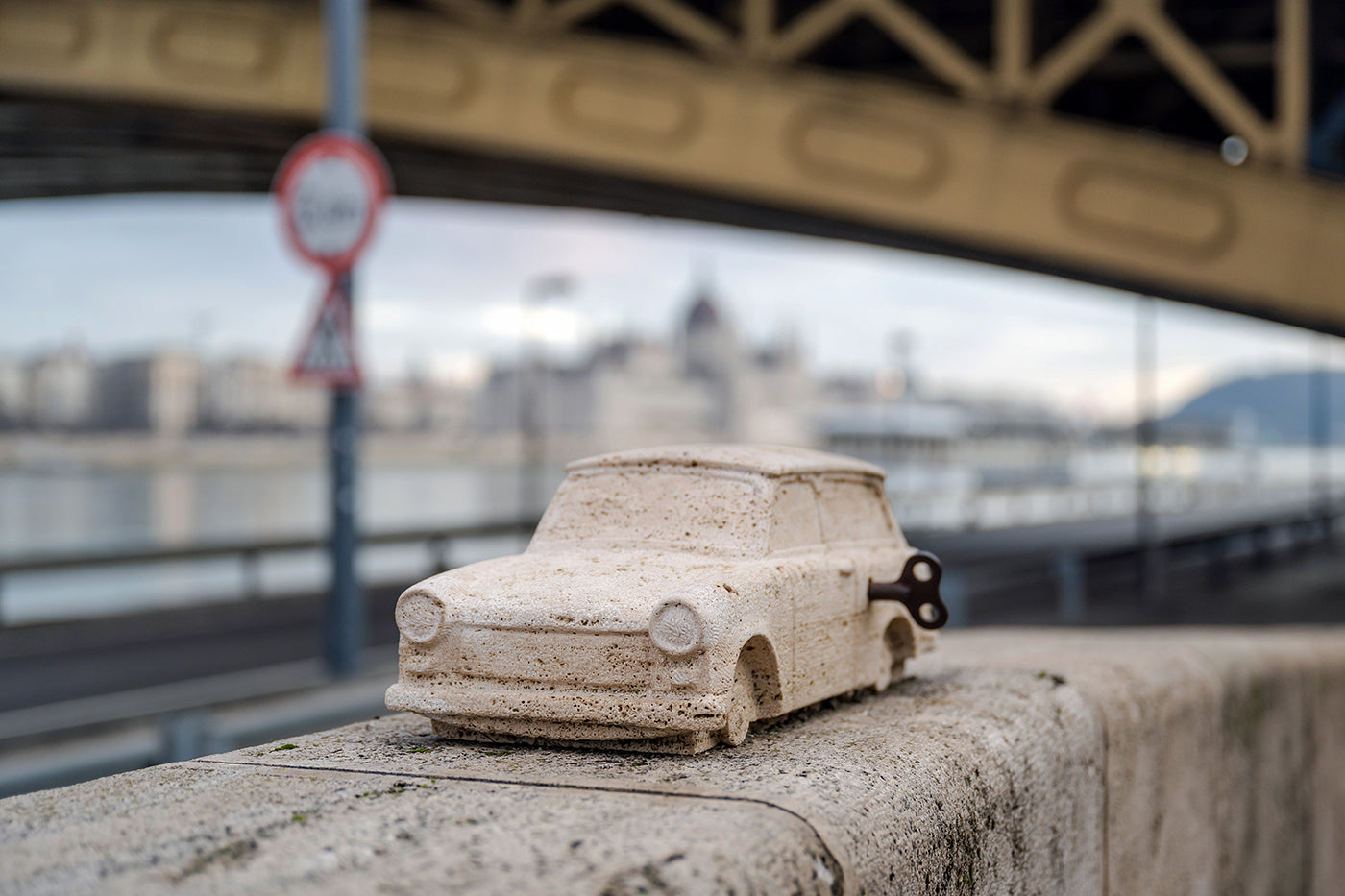 Trabant miniszobor a Margit-hídnál #4739