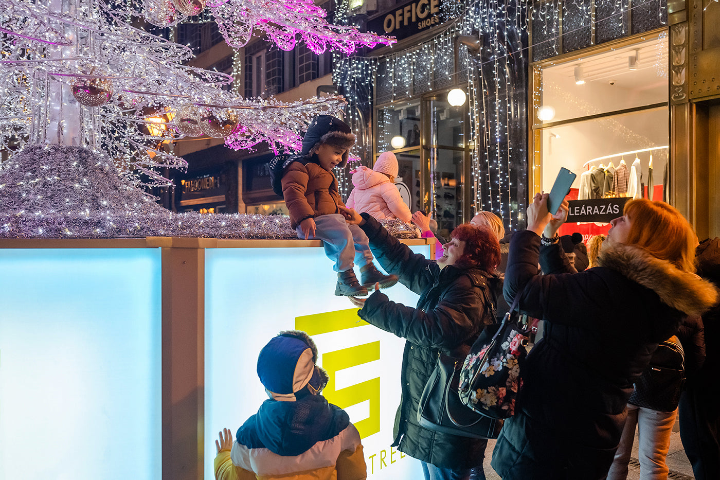 Tourists taking photos on Fashion Street #4754